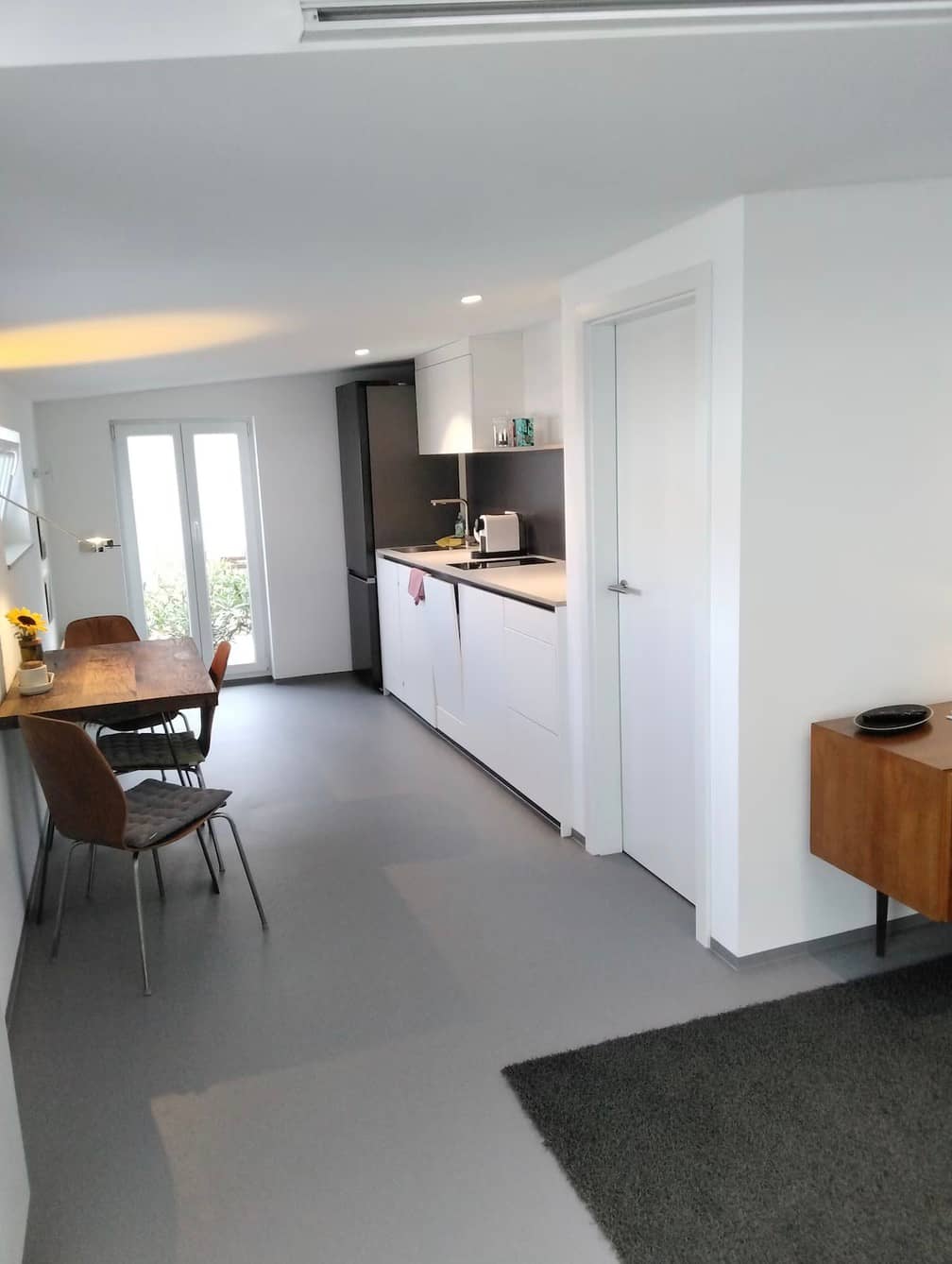 Küchenzeile mit Esstisch und Tür zum Balkon